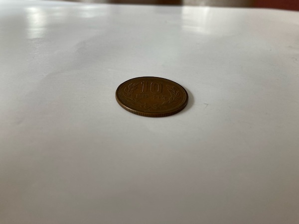 ギザ10円～２０９枚プラス昭和64年10円５枚+１円２枚。26年８枚/２７年59枚/28年50枚/29年73枚/30年14枚/32年5枚 現行の10円玉が「4万4000円」に大化け！ その秘密は「ギザ十」。発行